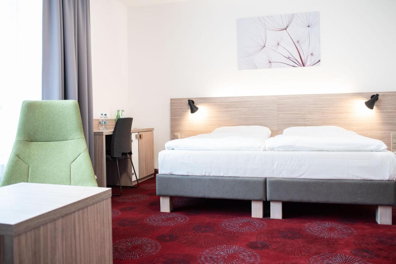 Hotel Tammel Йичин Экстерьер фото