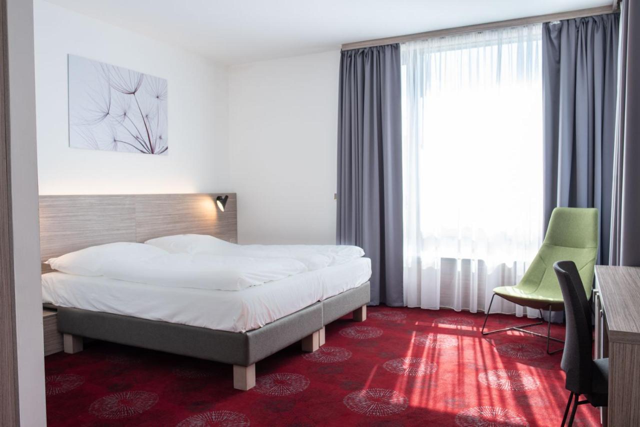 Hotel Tammel Йичин Экстерьер фото