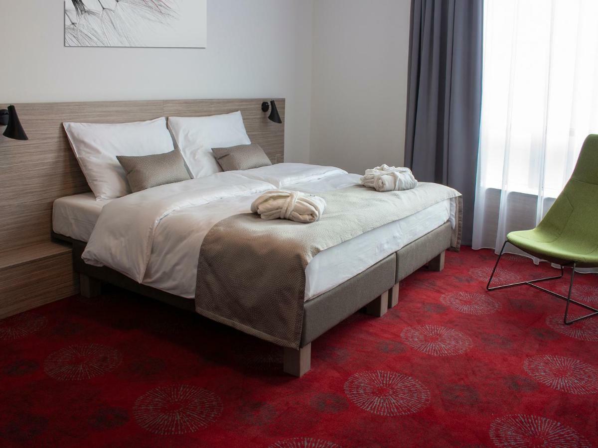 Hotel Tammel Йичин Экстерьер фото