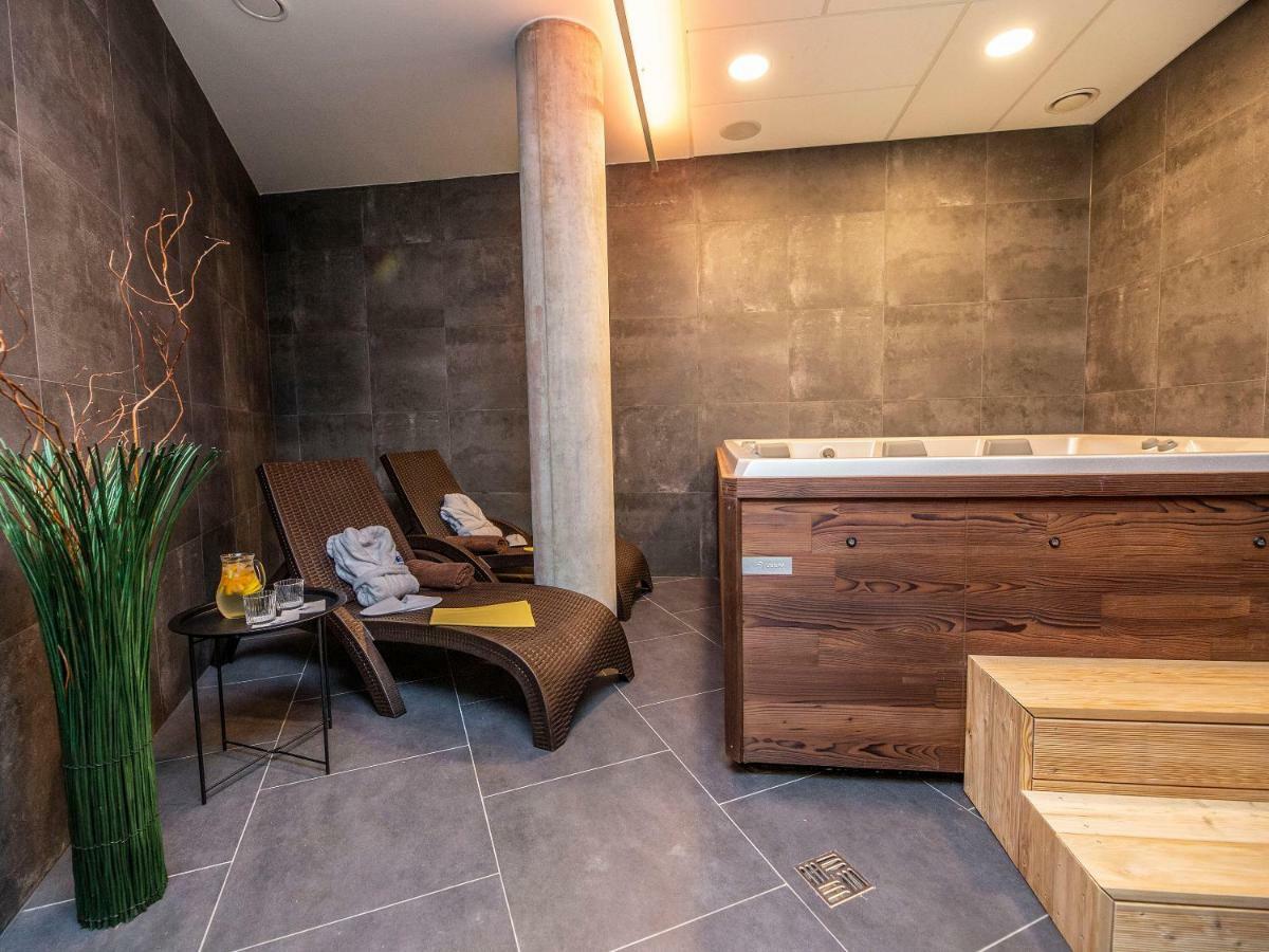 Hotel Tammel Йичин Экстерьер фото