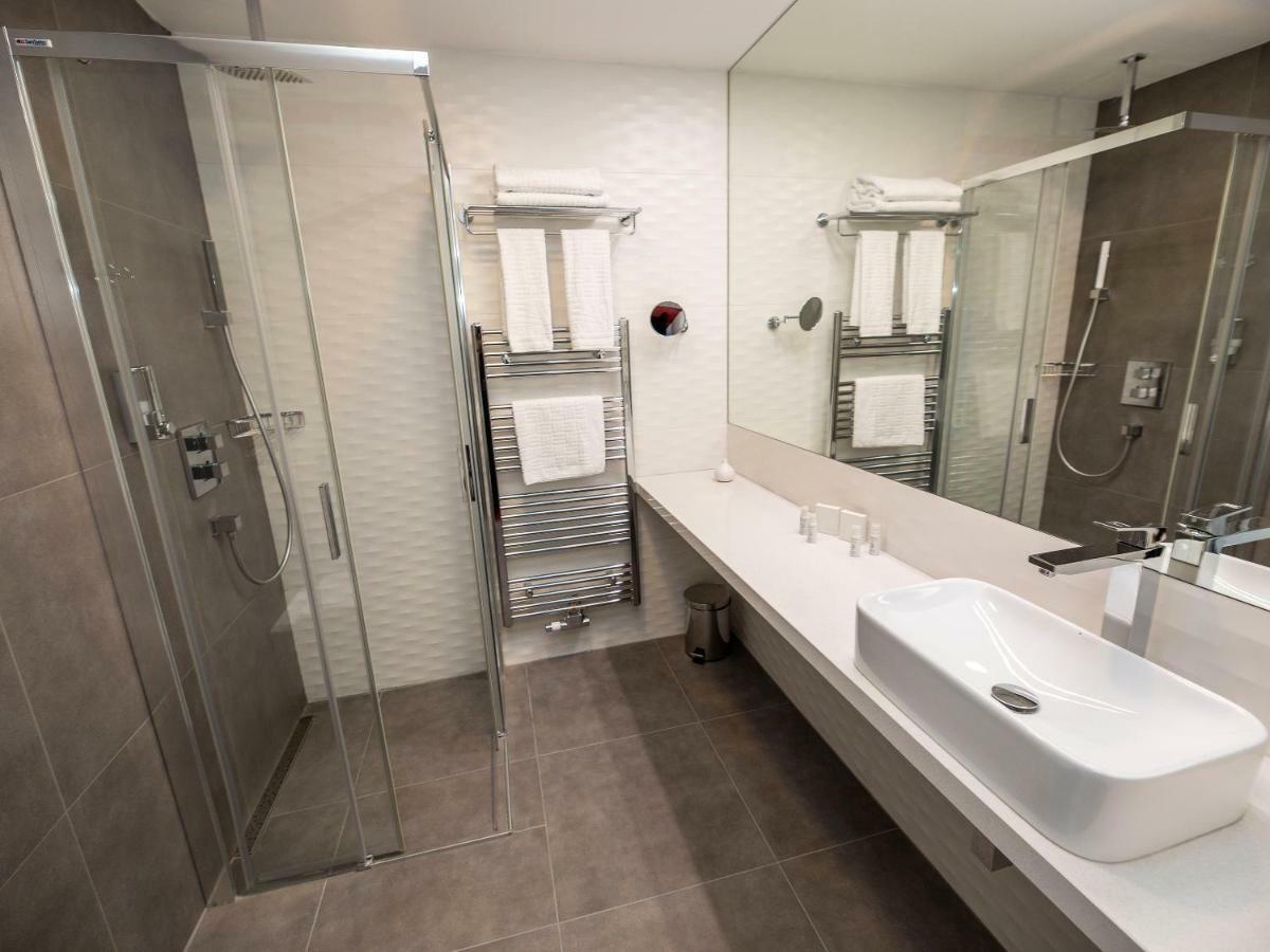 Hotel Tammel Йичин Экстерьер фото